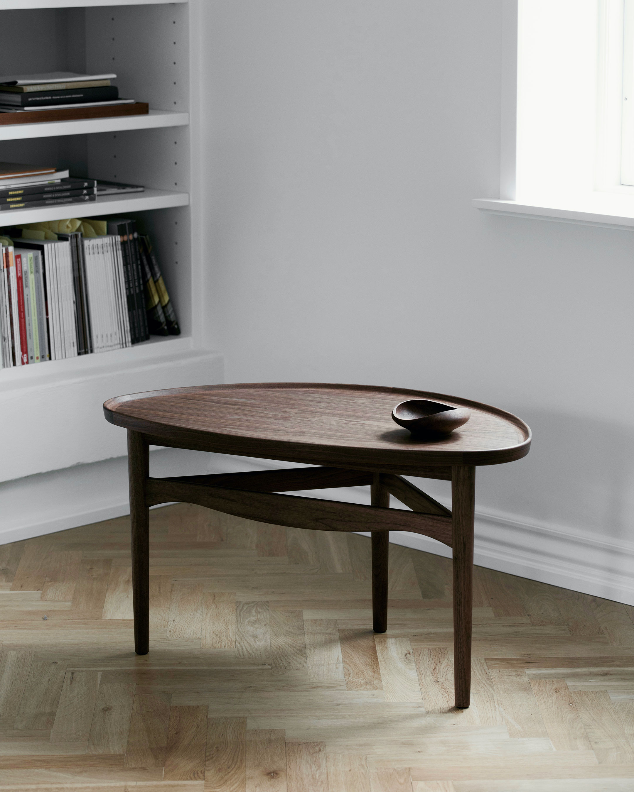 Eye Table Walnut