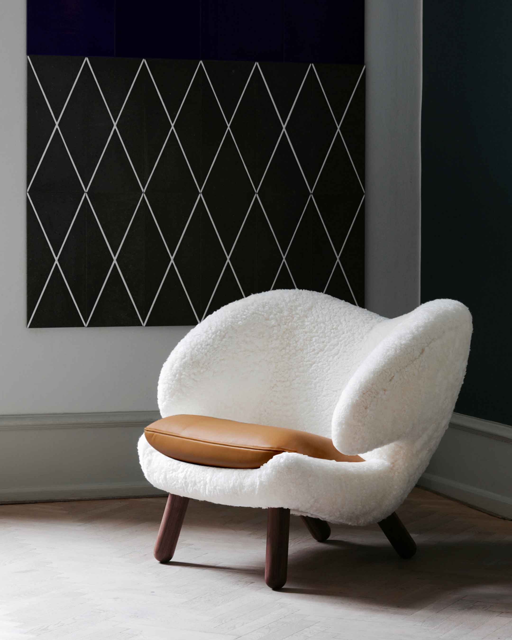 Pelican Chair Offwhite Seat Walnut